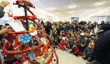 È Natale per l'albero di ferro grazie ai bambini