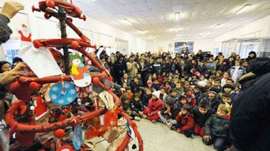 È Natale per l'albero di ferro grazie ai bambini
