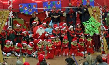 Un momento dello spettacolo alla materna di Monsummano con i bambini travestiti da Babbo Natale 