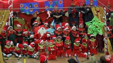 Un momento dello spettacolo alla materna di Monsummano con i bambini travestiti da Babbo Natale