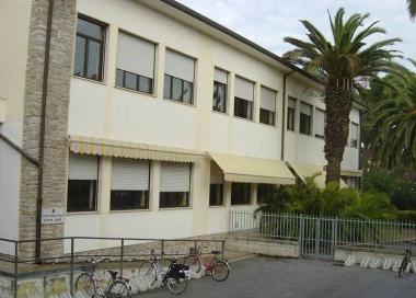  VIAREGGIO. L'assessorato all'istruzione del Comune ha inaugurato una targa posta ...