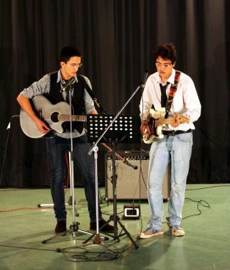 Due ragazzi dellEnriques allo spettacolo dei talenti dello scorso anno   