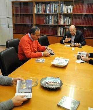 Un momento della presentazione in Comune della nuova guida di Pontedera 