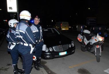 <b>POLIZIA MUNICIPALE.</b> Unauto scaraventa in terra un ragazzo e scappa 