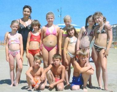 <b>IN SPIAGGIA </b>Alcuni bambini ospitati a Marina di Grosseto la scorsa estate   