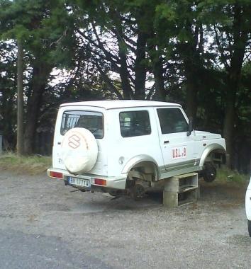 <b>A TERRA</b> Il Suzuki della Asl lasciato senza ruote 