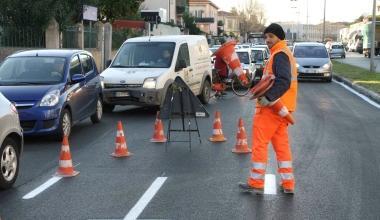 Operai al lavoro e le auto nellingorgo di viale Petrarca 