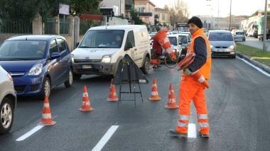Operai al lavoro e le auto nell’ingorgo di viale Petrarca