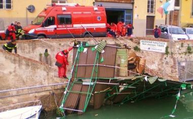 <b>LINTERVENTO.</b> I pompieri recuperano il pontone del San Jacopo 