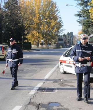 Una pattuglia di vigili urbani 