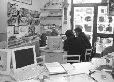 <b>IN AGENZIA.</b> Due ragazzi prenotano un viaggio (foto darchivio) 