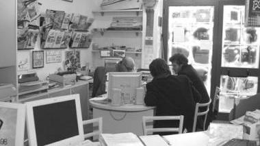 <b>IN AGENZIA.</b> Due ragazzi prenotano un viaggio (foto d’archivio)