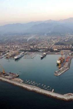 Il porto di Marina di Carrara 
