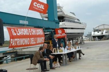 Unassemblea allinterno dei Cantieri navali in darsena   
