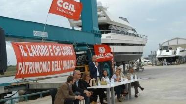 Un’assemblea all’interno dei Cantieri navali in darsena
