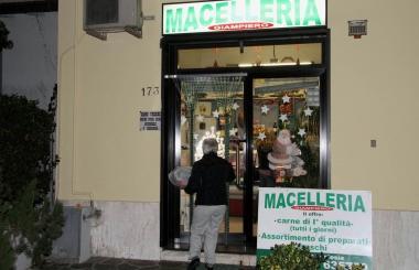 L’esterno della macelleria di via Cava. A destra il titolare