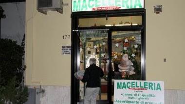 L’esterno della macelleria di via Cava. A destra il titolare