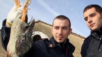 Un poliziotto mostra un’anatra morta In alto il sopralluogo all’interno del ristorante