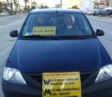 <b>CAROVANA. </b>A sx e sotto i mezzi in marcia 
