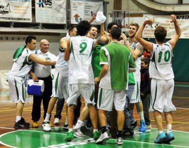 Lesultanza dei giocatori sanvincenzini alla fine della partita      