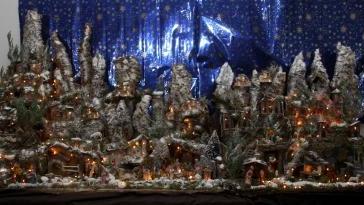 <b>TRA STELLE E ABETI.</b> La suggestiva Natività realizzata a Ripa dalla famiglia di Andrea Biagi che propone un bosco di abeti innevati sotto il cielo stellato