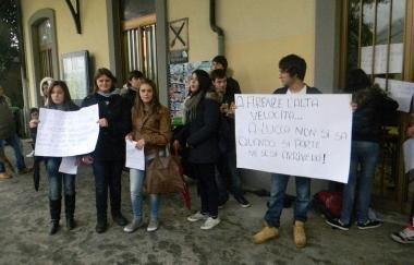 Una recente protesta dei pendolari alla stazione di Castelnuovo 