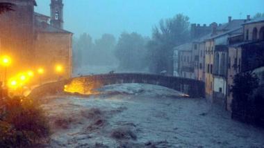 La piena del Magra sotto i ponti della citt&agrave; 