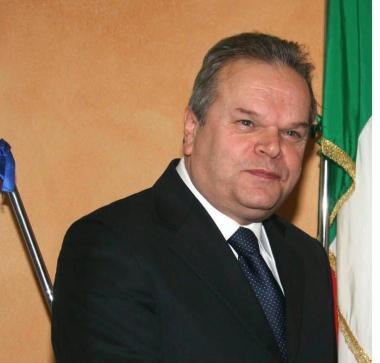 Sopra il sindaco Lorenzini a destra il progetto di riqualificazione della piazza Don Milani 