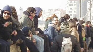 Una riunione del senato accademico In alto, studenti davanti al rettorato