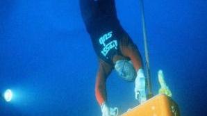 Jacques Mayol in una delle sue imprese negli abissi del mare e (a fianco) il sub in una vecchia immagine su una barca al largo dell’Isola d’Elba