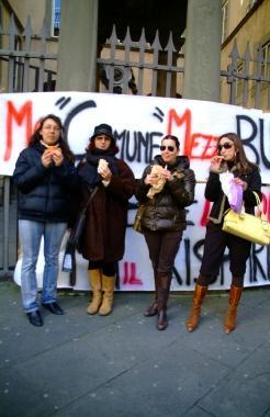 Una protesta, il cosiddetto sciopero del panino, del comitato genitori 