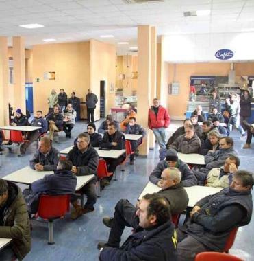 I lavoratori del cantiere navale riuniti ieri in assemblea   