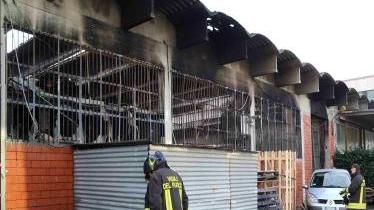 I vigili del fuoco ispezionano il perimetro dell’azienda