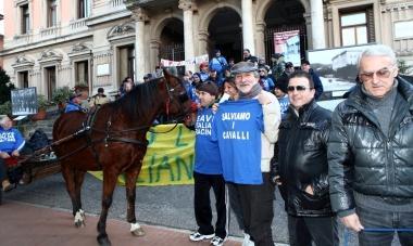 Il sit-in in difesa dellippica davanti al Municipio 