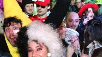 Giovani in maschera al rione