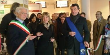 Il taglio del nastro per linaugurazione della mostra sui progetti del Piuss 