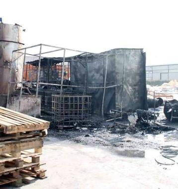 Dato alle fiamme cantiere nautico
