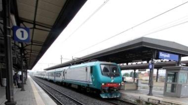 Sassi contro il treno alla stazione in due spaccano porte e finestrini