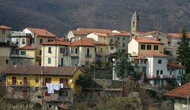 Scoperte bombe a mano dopo l'incendio in una scuola di Fivizzano