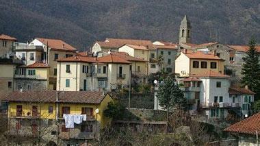 Scoperte bombe a mano dopo l'incendio in una scuola di Fivizzano