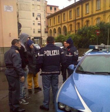 I quattro magrebini fermati dalle volanti della polizia 