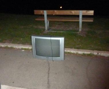 Il televisore abbandonato in viale Michelangelo nella foto inviata da un lettore       