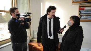 La jena Luigi Pelazza mentre intervista Concettina La Bruna