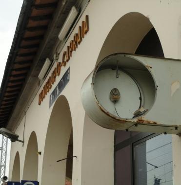 Orologio spaccato alla stazione 