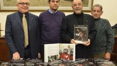 <b>SESSANTA ANNI</b> Roberto Guerrini con il libro, Capitani e Borghi