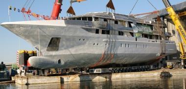 <b>CARPENSALDA.</b> Nella Darsena Pisana il varo tecnico del megayacht di 63 metri che pesa oltre trecento tonnellate 
