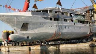 <b>CARPENSALDA.</b> Nella Darsena Pisana il varo tecnico del megayacht di 63 metri che pesa oltre trecento tonnellate