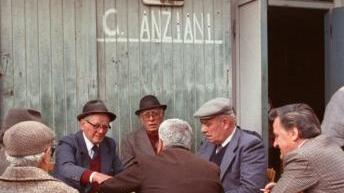 Anziani giocano a carte
