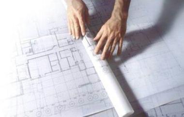 <b>IL PROFESSIONISTA.</b> Un tecnico al lavoro con le mappe catastali 