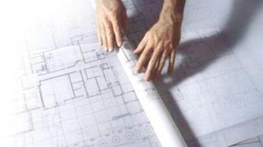 <b>IL PROFESSIONISTA.</b> Un tecnico al lavoro con le mappe catastali